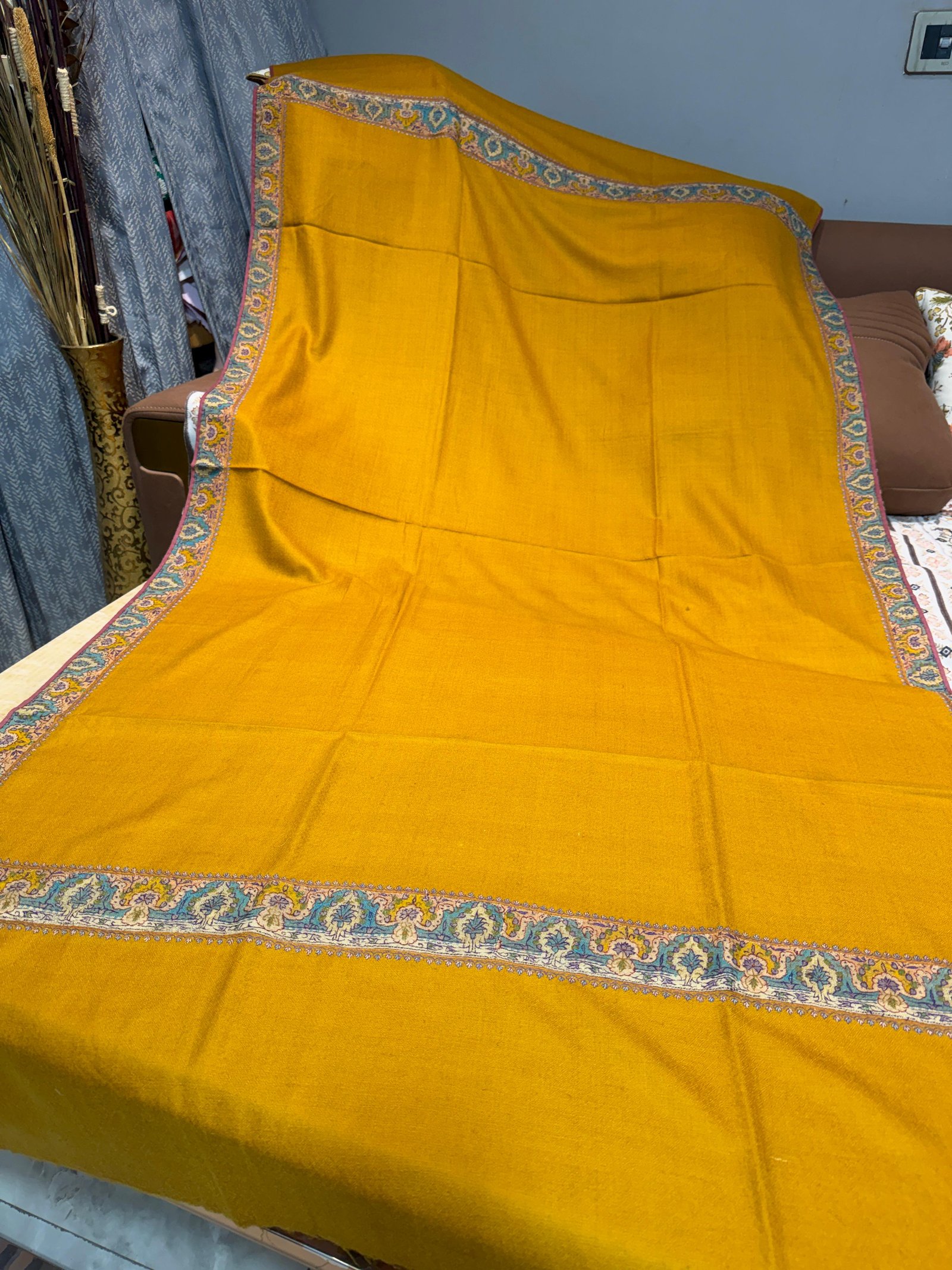 Do-rukha border on pure pashmina 