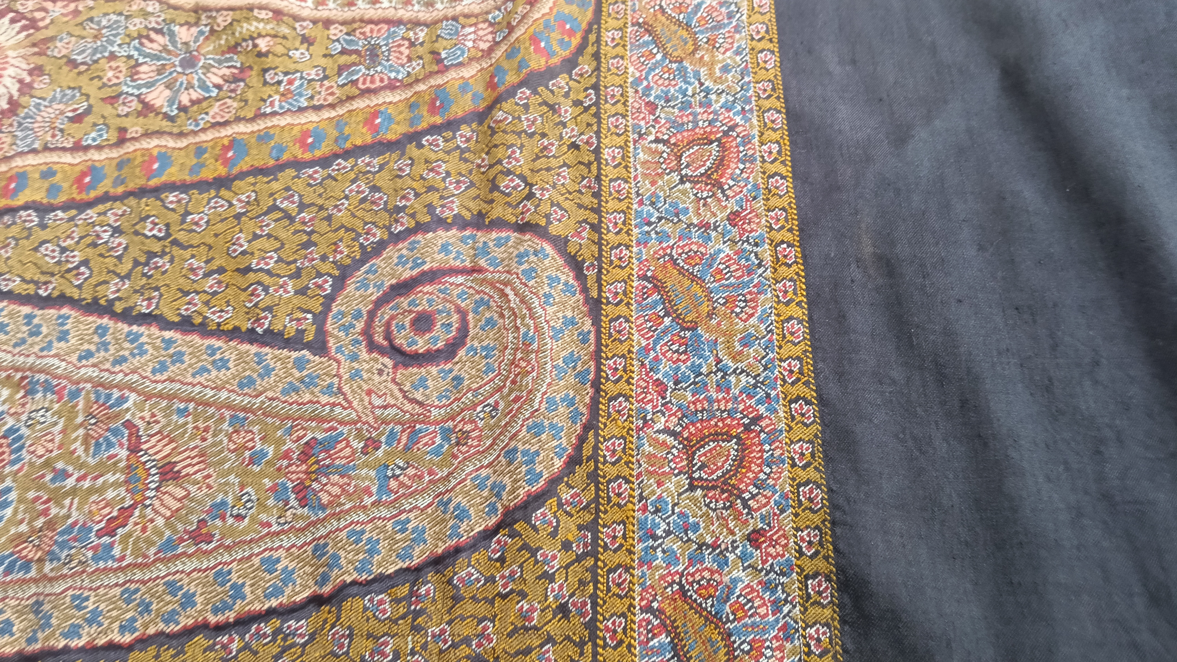 Paisley shawls made in France 